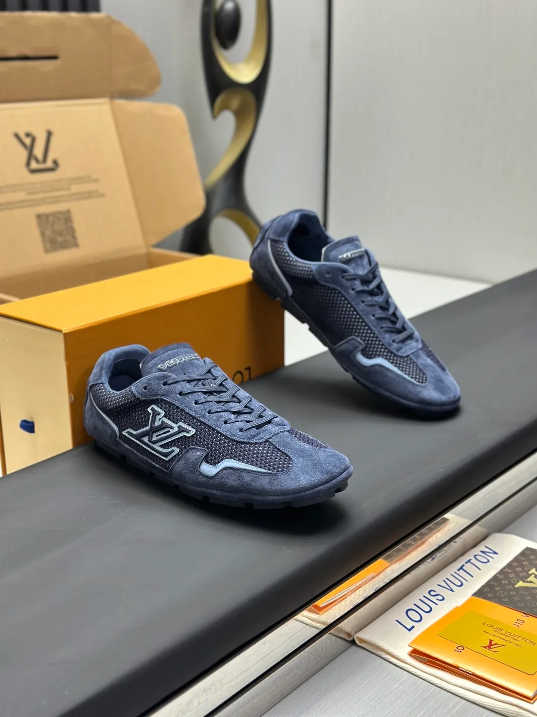 👟👟Ex-factory price 680👟👟 (Top version fully packaged) LV Louis Vuitton L Family Donkey Brand Latest Rally Series Mesh Casual Sports Shoes Doudou Shoes Original purchase, development and production This LV Rally sports shoe is made of suede cow leather and mesh fabric, and a rubber pad outsole is incorporated into the driving shoe configuration, making it a modern choice that is both comfortable and light. The LV letters on the side, the handwritten Louis Vuitton logo on the rear, and the Vuitton logo on the tongue and outsole jointly brand the brand mark. Exquisite packaging at the delivery counter🛍📦 ▪️Fabric: Original customized imported mesh + cowhide ▪️Inner lining: Original customized breathable mesh lining ▪️Outsole: Original molded anti-slip rubber material ▪️Sole thickness: 2CM ▪️Size: Men's 39-45